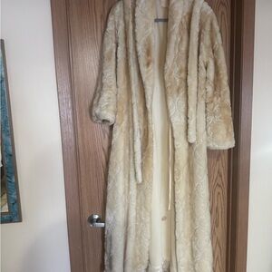 Luxurious Vintage Cream Faux Fur Robe